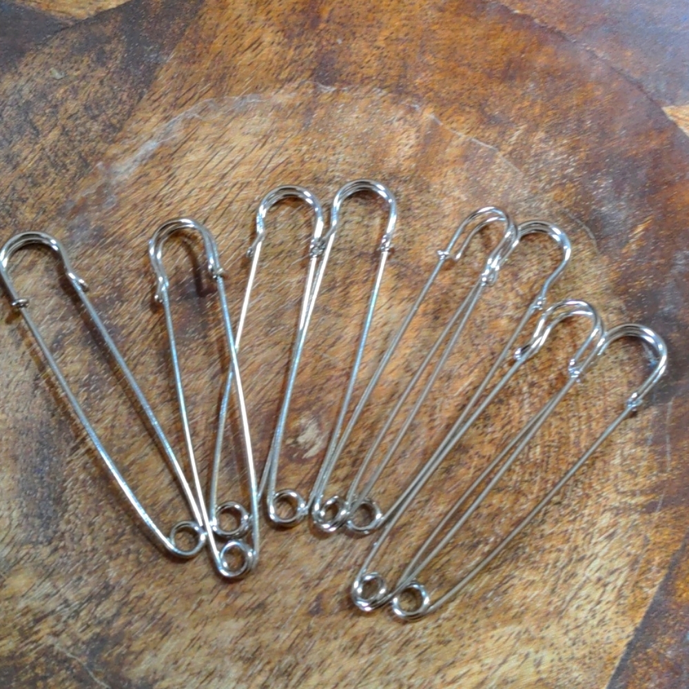 8- 3" safety pins 💀punk/goth fix
